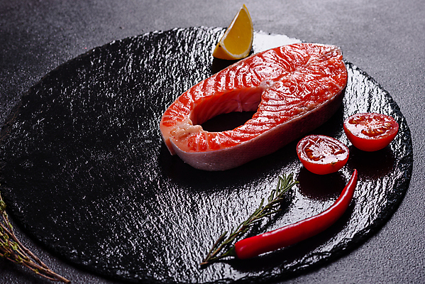 포토 JPG 해외이미지 접시 음식 바다 조각 백그라운드 다이어트 재료 탁자 건강 육류 어류 스테이크 요리 사람없음 빨간색 식당 검은색 식사 저녁식사 어둠 바위 신선 맛 그릴 정상 먹기 레몬 허브 해산물 준비 날것 소금 연어 로즈메리 점심식사 생식 송어 해외포토 식물 식기 컬러 가구 컨셉 과일 식재료 모션 주방용품 서양음식 상점 수중동물 돌_바위 파일형식 이미지허브