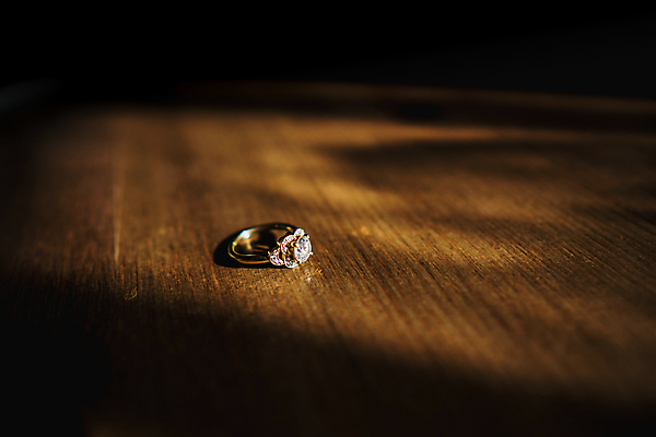 포토 JPG 해외이미지 디자인 커플 나비 결혼 손가락 관계 결혼식 추상 그림자 사랑 사람없음 목재 당근 축하 반지 잡기 악단 행운 황금 은색 큼 크리스탈 보석 순수 다이아몬드 약혼 고체 백금 해외포토 나무 손 감정 음악 컬러 곤충 컨셉 무늬 재료 장신구 모션 뿌리채소 이벤트 크기 광석 약속 파일형식 이미지허브