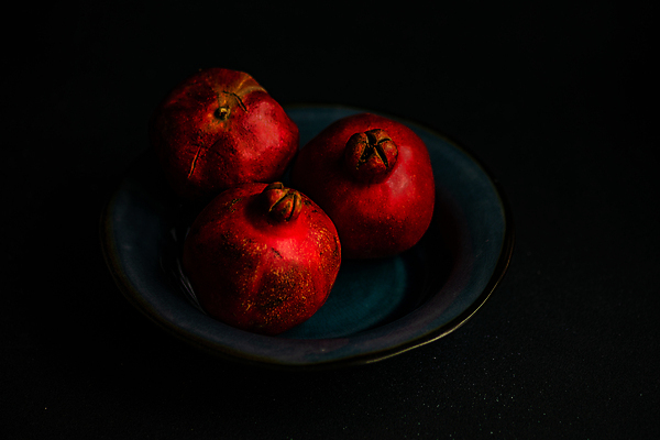 포토 JPG 해외이미지 접시 탁자 사람없음 식사 어둠 도자기 사발 맛 날것 석류 해외포토 식기 가구 컨셉 과일 사기그릇 파일형식 이미지허브