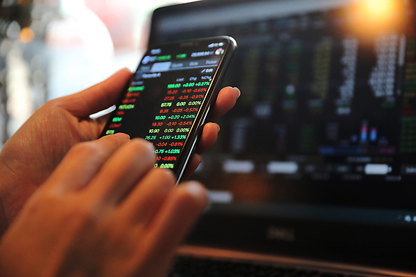 포토 JPG 해외이미지 손 그래프 들기 아웃포커스 신체부위 노트북 스마트폰 주식 분석 투자 해외포토 컨셉 비즈니스 모션 촬영기법 사람 금융 전자제품 핸드폰 스마트기기 파일형식 이미지허브