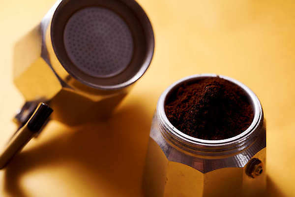 포토 JPG 해외이미지 손 음료 아침 콩 사람없음 세로 상점 금속 주방 숟가락 검은색 기계 이탈리아 카페 회색 흰색 공구 뜨거움 붓기 클래식 맛 냄비 수증기 난로 오브젝트 상쾌 복고 상승 만들기 향 에스프레소 고립 구식 깔대기 단절 땅바닥 압력 옛날 카페인 해외포토 주간 감정 유럽 커피 컬러 컨셉 모션 재질 곡류 바닥 수저 신체부위 도구 솥 난방기 파일형식 이미지허브