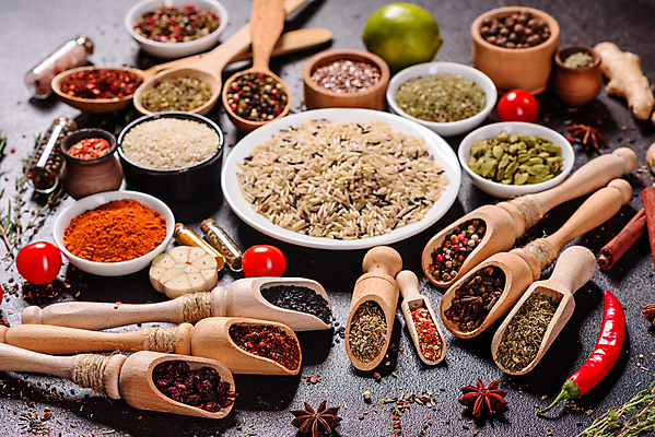 포토 JPG 해외이미지 백그라운드 잎 재료 고추 탁자 파프리카 건조 마늘 요리 씨앗 동양인 사람없음 빨간색 초록색 컬러풀 주방 숟가락 검은색 어둠 양념 조미료 사발 고수 맛 가루 인도인 허브 메뉴 유기농 매움 아로마 소금 향 레시피 후추 카레 생강 바질 로즈메리 시나몬 강황 해외포토 외국인 식물 웰빙 음식 컬러 가구 컨셉 채소 식재료 수저 인종 사기그릇 향신료 향미료 파일형식 이미지허브