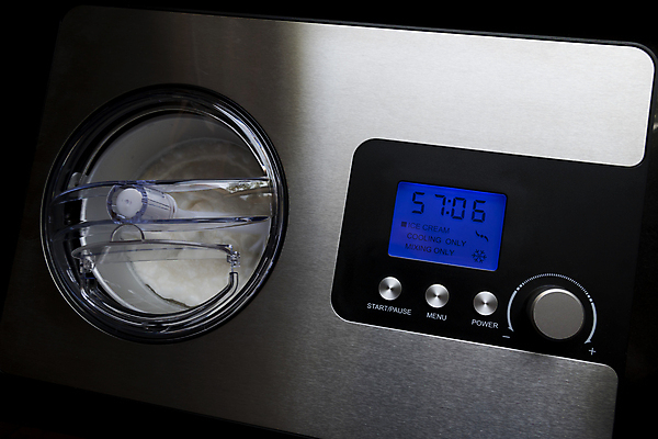 포토 JPG 해외이미지 음식 가정 주택 실내 요리 사람없음 디지털 주방 초콜릿 냉동 얼음 기계 장비 사막 추위 뚜껑 사발 닫기 맛 혼합 시원함 먹기 크림 조리대 만들기 섞기 자동 젤라또 핸드메이드 해외포토 자연요소 컨셉 모션 디저트 내부 건물 사기그릇 파일형식 이미지허브