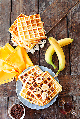 포토 JPG 해외이미지 접시 과일 디저트 바나나 사람없음 목재 세로 컬러풀 초콜릿 대접 신선 달콤 맛 아침식사 설탕 시럽 레시피 와플 핸드메이드 카피스페이스 해외포토 나무 식기 음식 컬러 컨셉 재료 식사 공백 파일형식 이미지허브