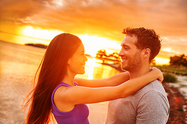 포토 JPG 해외이미지 백인 라이프스타일 커플 응시 행복 여행 2 데이트 관계 포옹 하늘 휴가 불꽃 함께함 사랑 미소 웃음 사람 동양인 성인 야외 두명 여름 빛 햇빛 태양 노란색 일몰 신혼여행 시간 날짜 황금 혼혈 해외포토 자연요소 서양인 시선 계절 감정 컬러 결혼 컨셉 안기 불 표정 인종 생활 노을 다문화 파일형식 이미지허브