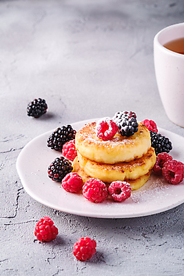 포토 JPG 해외이미지 접시 회색배경 사람없음 달콤 산딸기 블랙베리 팬케이크 콘크리트 해외포토 식기 백그라운드 과일 케이크 회색 맛 파일형식 이미지허브