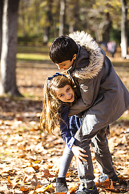 포토 JPG 해외이미지 학생 공원 교육 어린이 잎 밭 가족 놀이 함께함 미소 사람 소년 야외 두명 캐주얼 조깅 햇빛 태양 맑음 기쁨 자유 가을 떨어짐 즐거움 형제 커뮤니티 일반 무료 해외포토 자연요소 식물 옷 계절 공공시설 남자 감정 컨셉 농업 관계 날씨 표정 운동 파일형식 이미지허브