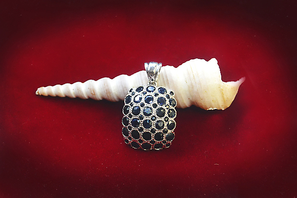 포토 JPG 해외이미지 디자인 결혼 백그라운드 목걸이 팔찌 선물 사람없음 빛 유행 귀걸이 반지 화려 황금 고급 크리스탈 보석 수집 에메랄드 다이아몬드 보물 고립 전용 팬던트 핸드메이드 해외포토 컨셉 장신구 이벤트 광석 파일형식 이미지허브