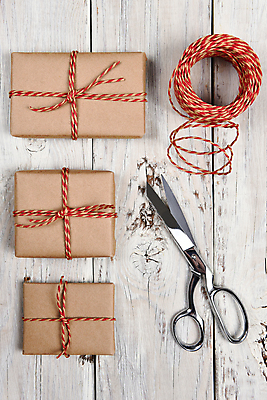 포토 JPG 해외이미지 계절 종이 크리스마스 포장 휴가 기념 창조 3 선물 사람없음 목재 흰색 시골 주기 심플 패키지 노끈 핸드메이드 해외포토 나무 기념일 줄 컬러 재료 모션 파일형식 이미지허브