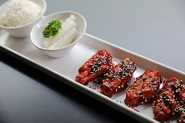 포토 JPG 해외이미지 접시 회색배경 밥 실내 사람없음 양념치킨 일렬 닭날개 치킨무 해외포토 식기 음식 백그라운드 내부 치킨 닭고기 회색 파일형식 이미지허브