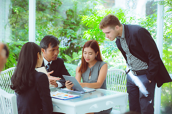 포토 JPG 해외이미지 백인 직업 아시아 종이 비즈니스 사업가 통신 탁자 회의 협력 설계 직장 함께함 대화 선물 설명 사람 앉기 동양인 여러명 사무실 자료 업무 발표 계획 토론 고객 책상 분석 동료 문서 프로젝트 해외포토 서양인 나라 가구 다수 컨셉 회사 관계 모션 말하기 인종 작업 파일형식 이미지허브