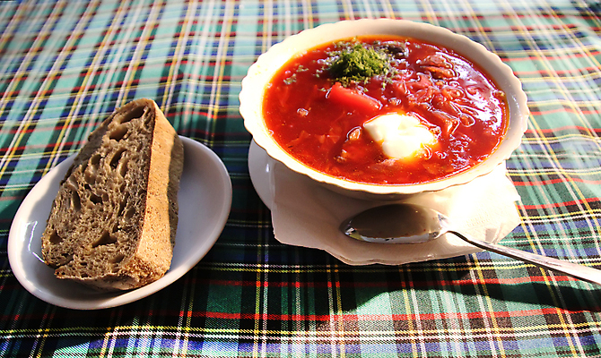 포토 JPG 해외이미지 전통 식기 접시 문화 음식 빵 채소 재료 부분 파슬리 건강 마늘 육류 요리 사람없음 빨간색 주방 요식업 식당 식사 저녁식사 시골 신선 뜨거움 맛 수프 크림 향신료 준비 러시아 서빙 레시피 점심식사 딜 러시아인 비트 삶기 시베리아 우크라이나 전국 핸드메이드 해외포토 서양인 유럽 산업 컬러 컨셉 식재료 상점 향미료 파일형식 이미지허브