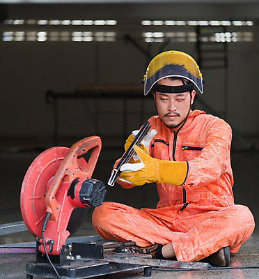 포토 JPG 해외이미지 직업 응시 산업 유니폼 오렌지 부분 공장 태국 노동자 바닥 한명 안전 앉기 동양인 금속 힘 기계 장비 과학기술 공구 업무 바퀴 칼날 작업실 수리 제조 보호 자르기 철 서비스 날카로움 치수 정비공 공학 점검 유지 용접 용접공 철강 커터 카피스페이스 해외포토 1 시선 옷 교육 아시아 컨셉 과일 공업 모션 재질 기술 사람 인종 공백 도구 작업 기술자 파일형식 이미지허브