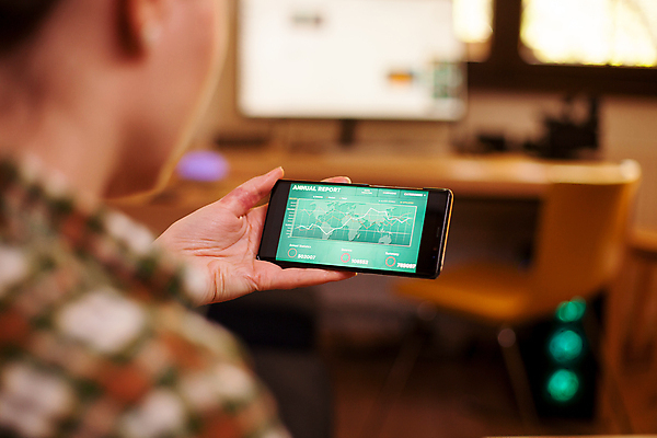 포토 JPG 해외이미지 서양인 여자 그래프 한명 들기 상반신 성인 뒷모습 금융 경제 스마트폰 컴퓨터 업무 주식 분석 투자 성인여자한명만 해외포토 외국인 1 뷰포인트 컨셉 비즈니스 모션 사람 전자제품 핸드폰 스마트기기 작업 여자한명만 성인여자만 파일형식 이미지허브