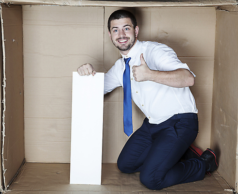 포토 JPG 해외이미지 전신 백인 남자 한명 들기 앉기 성인 옆모습 상자 사무실 비즈니스맨 무릎꿇기 갇힘 답답함 성인남자한명만 카피스페이스 해외포토 서양인 1 뷰포인트 비즈니스 모션 사람 공백 직장인 감각 남자한명만 성인남자만 파일형식 이미지허브