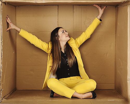 포토 JPG 해외이미지 전신 백인 여자 한명 성인 앞모습 상자 사무실 비즈니스우먼 가부좌 갇힘 답답함 성인여자한명만 해외포토 서양인 1 뷰포인트 비즈니스 모션 사람 앉기 직장인 감각 여자한명만 성인여자만 파일형식 이미지허브