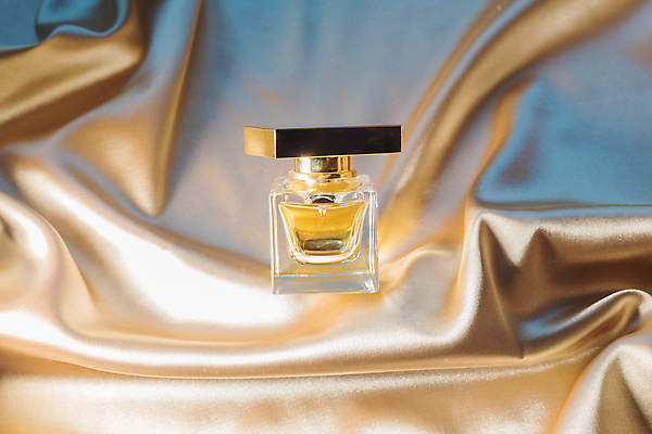 포토 JPG 해외이미지 실내 사람없음 빛 뷰티 화장품 실크 향수 노란배경 해외포토 백그라운드 내부 노란색 직물 파일형식 이미지허브