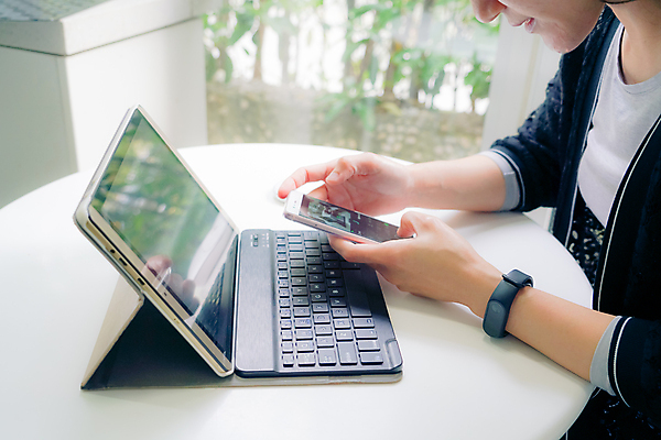 포토 JPG 해외이미지 1 학생 라이프스타일 여자 교육 행복 인터넷 비즈니스 통신 탁자 모바일 한명 사람 앉기 동양인 10대 노트북 컴퓨터 사무실 독서 디지털 공책 키보드 업무 작업 네트워크 연결 무선전화기 스마트 책상 대학교 와이파이 온라인 마케팅 소셜 해외포토 감정 가구 컨셉 학교 모션 청소년 문구용품 인종 생활 전자제품 전화기 무선인터넷 파일형식 이미지허브