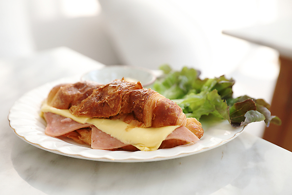 포토 JPG 해외이미지 접시 탁자 치즈 실내 사람없음 아웃포커스 상추 크루아상 햄 햄치즈샌드위치 크루아상샌드위치 해외포토 식기 빵 가구 채소 유제품 촬영기법 샌드위치 육류 내부 파일형식 이미지허브