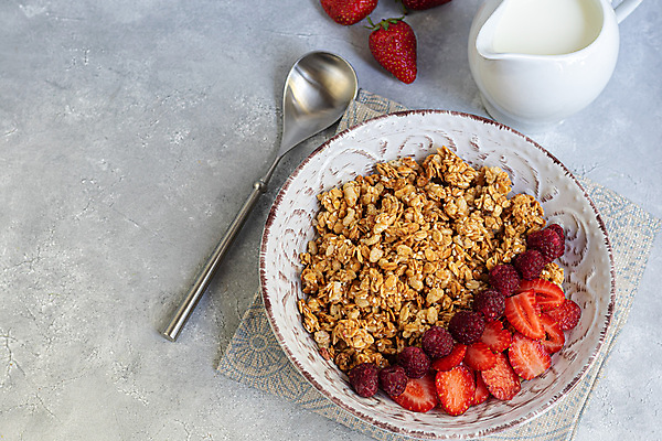 포토 JPG 해외이미지 그릇 회색배경 딸기 실내 사람없음 숟가락 식탁보 산딸기 요거트 뮤즐리 시럽컵 그래놀라 해외포토 식기 음식 백그라운드 과일 유제품 수저 내부 회색 파일형식 이미지허브