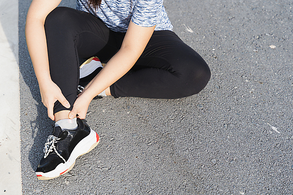 포토 JPG 해외이미지 공원 여자 한명 사람 앉기 동양인 성인 야외 고통 하반신 잡기 발목 발목통증 성인여자한명만 해외포토 1 공공시설 감정 모션 발 인종 여자한명만 성인여자만 파일형식 이미지허브
