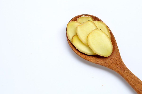 포토 JPG 해외이미지 단면 실내 사람없음 흰배경 담기 슬라이스 생강 나무숟가락 해외포토 백그라운드 채소 모션 내부 숟가락 흰색 파일형식 이미지허브