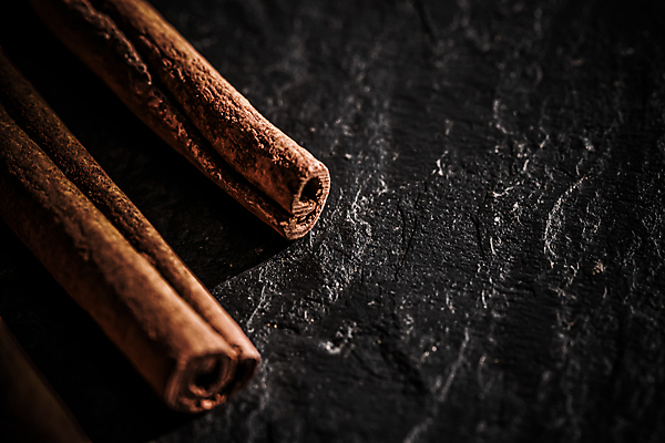 포토 JPG 해외이미지 근접촬영 사람없음 어둠 돌_바위 향신료 시나몬스틱 해외포토 뷰포인트 시나몬 향미료 파일형식 이미지허브