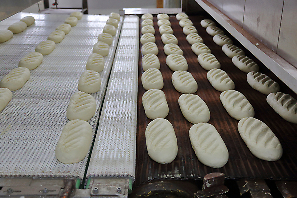 포토 JPG 해외이미지 빵 공장 실내 사람없음 반죽 일렬 컨베어밸트 해외포토 음식 공업 내부 기계 파일형식 이미지허브