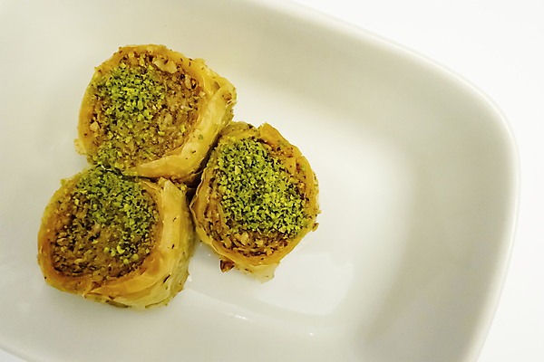 포토 JPG 해외이미지 전통 접시 문화 음식 백그라운드 재료 디저트 사탕 요리 동양인 사람없음 목재 초록색 과자 식당 기쁨 빵집 견과류 흰색 시골 신선 달콤 맛 아침식사 정상 설탕 호두 시럽 꿀 동쪽 칠면조 고립 라마단 아랍어 페스츄리 피스타치오 핸드메이드 바클라바 튀르키예 해외포토 나무 식기 감정 아시아 빵 컬러 컨셉 조류 인종 상점 식사 방향 파일형식 이미지허브