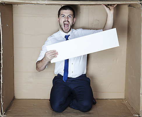 포토 JPG 해외이미지 전신 백인 남자 한명 들기 앉기 성인 앞모습 상자 사무실 비즈니스맨 무릎꿇기 갇힘 답답함 성인남자한명만 카피스페이스 해외포토 서양인 1 뷰포인트 비즈니스 모션 사람 공백 직장인 감각 남자한명만 성인남자만 파일형식 이미지허브