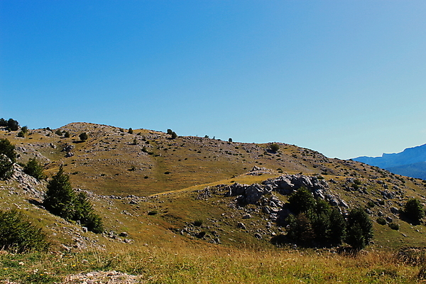 포토 JPG 해외이미지 나무 유럽 컨셉 자연 하늘 산 건조 풍경 사람없음 옆모습 파란색 하이킹 가득함 언덕 만족 조경 암초 보스니아 전경 해외포토 식물 감정 나라 뷰포인트 컬러 레저 생태계 파일형식 탑뷰 이미지허브