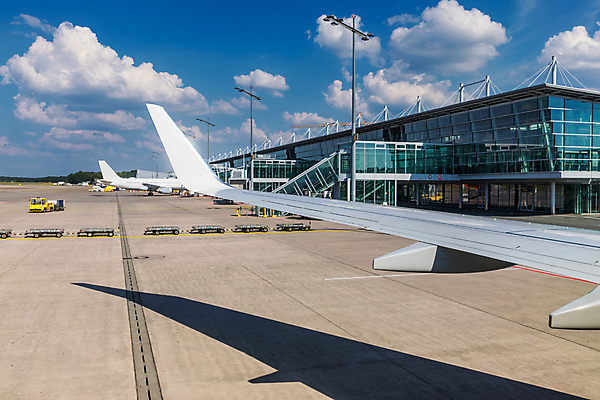 포토 JPG 해외이미지 응시 여행 날개 비즈니스 창문 교통시설 휴가 비행기 사람없음 건물 기계 화물 공항 도착 항공 출발 대문 상업 활주로 연료 제트기 이륙 엔진 우주산업 대패 터미널 해외포토 건축물 시선 산업 길 교통 컨셉 항공교통 대중교통 문 우주 운송업 시설 파일형식 이미지허브