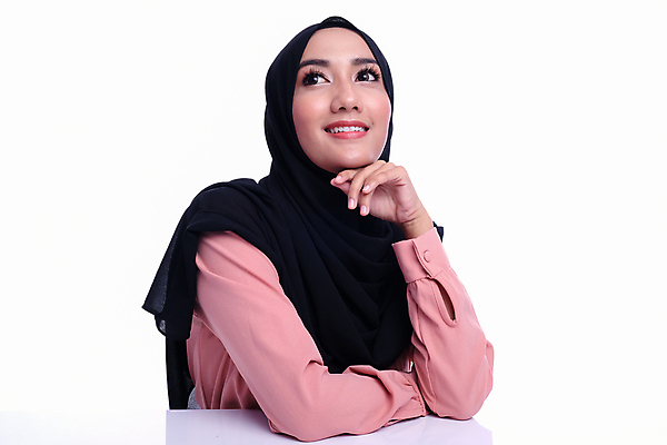 포토 JPG 해외이미지 스튜디오촬영 응시 옷 여자 행복 포즈 중동 성공 선물 한명 서기 미소 사람 성인 청춘 뷰티 유행 카메라 우주 귀여움 목도리 발표 우아함 이슬람교 보여주기 동쪽 베일 말레이시아 라마단 아랍어 카피스페이스 해외포토 1 시선 잡화 감정 나라 아시아 종교 컨셉 모션 실내 표정 전자제품 공백 방향 파일형식 이미지허브