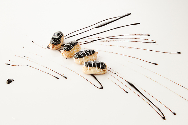 포토 JPG 해외이미지 음식 조각 백그라운드 패턴 디저트 사람없음 장식 갈색 쿠키 케이크 초콜릿 빵집 흐름 흰색 붓기 달콤 맛 떨어짐 설탕 굽기 크림 시럽 고립 페스츄리 해외포토 빵 컬러 컨셉 무늬 모션 상점 구이 파일형식 이미지허브