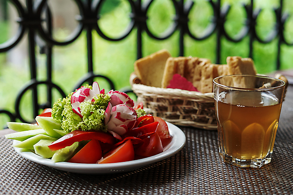 포토 JPG 해외이미지 접시 음식 빵 백그라운드 잎 다이어트 토마토 채소 재료 양파 오이 치즈 건강 요리 사람없음 빨간색 초록색 노란색 식사 저녁식사 당근 샐러드 흰색 신선 체리 사발 맛 상추 먹기 유기농 올리브 토스트 후추 바질 그리스인 점심식사 채식주의자 총각무 비건 해외포토 서양인 식물 식기 웰빙 열매 컬러 컨셉 과일 모션 유제품 뿌리채소 사기그릇 무 향신료 채식 파일형식 이미지허브
