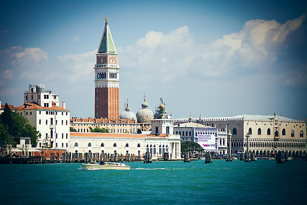 포토 JPG 해외이미지 여행 미술 사람없음 건물 물 강 여행객 항구 맑음 이탈리아 보트 곤돌라 운하 베네치아 수평선 해외포토 자연요소 건축물 유럽 배_교통 교통시설 날씨 문화예술 사람 파일형식 이미지허브