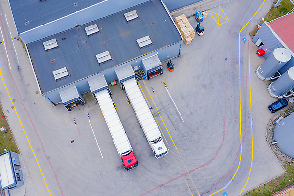 포토 JPG 해외이미지 산업 도로 여행 비즈니스 교통시설 안테나 사람없음 여름 우주 운전 화물 흰색 운전사 당기기 상품 주식 주차 창고 상업 머리위 트랙터 짐차 무거움 트레일러 제비 그만 드론 로딩 해외포토 직업 계절 길 컬러 교통 통신 모션 자동차 조류 금융 운송업 무게 농기계 시설 특수차량 파일형식 이미지허브