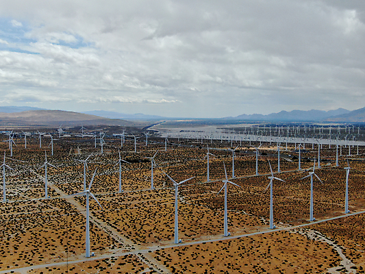 포토 JPG 해외이미지 공원 산업 여행 자연 하늘 바람 산 건조 사람없음 야외 초록색 태양 환경 탑 계곡 미국 힘 재활용 장비 사막 풍차 발전기 에너지 흰색 그룹 그린에너지 에코 생태계 산등성이 프로펠러 캘리포니아 유지 혁명 조감도 해외포토 자연요소 건축물 공공시설 컬러 컨셉 북아메리카 날씨 발전소 친환경 파일형식 이미지허브