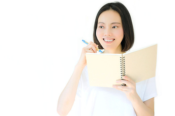 포토 JPG 해외이미지 백인 1 학생 손 응시 여자 교육 얼굴 백그라운드 생각 비즈니스 성공 아이디어 한명 미소 사람 앉기 성인 책 세로 금발 사무실 독서 뷰티 펜 쪽지 흰색 잡기 비즈니스우먼 종업원 교과서 경영자 문서 파일 폴더 고립 해외포토 서양인 직업 헤어스타일 시선 컬러 컨셉 모션 교재 표정 신체부위 필기구 직장인 리더 파일형식 이미지허브