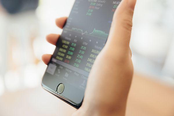 포토 JPG 해외이미지 손 그래프 들기 아웃포커스 신체부위 스마트폰 주식 분석 투자 해외포토 컨셉 비즈니스 모션 촬영기법 사람 금융 핸드폰 스마트기기 파일형식 이미지허브