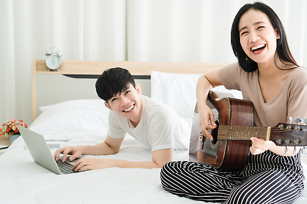 포토 JPG 해외이미지 라이프스타일 커플 여자 행복 인터넷 비즈니스 가족 관계 휴가 주택 함께함 미소 사람 동양인 두명 노트북 침실 흐름 관찰 온라인 프리랜서 해외포토 직업 감정 컨셉 모션 표정 인종 건물 생활 전자제품 파일형식 이미지허브