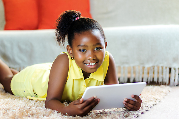 포토 JPG 해외이미지 학생 라이프스타일 여자 교육 행복 얼굴 어린이 인터넷 아프리카 주택 실내 한명 미소 인종 컴퓨터 청춘 태블릿 알약 환경 디지털 검은색 카펫 잡기 휴게실 무선전화기 포니테일 네비게이션 최초 멀티미디어 해외포토 1 헤어스타일 감정 나라 컬러 컨셉 모션 표정 사람 내부 건물 생활 신체부위 전자제품 스마트기기 약 전화기 파일형식 이미지허브