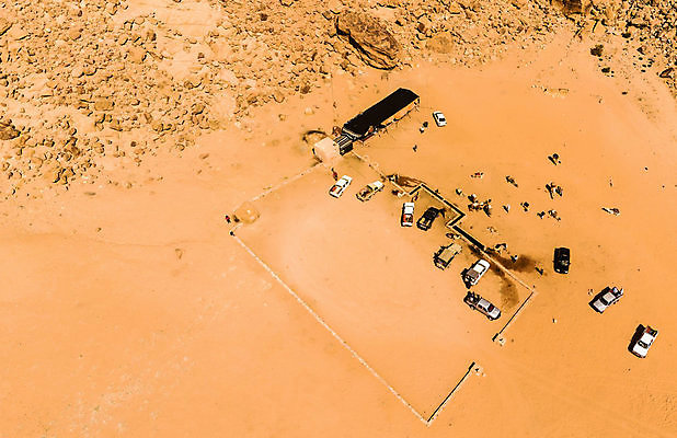 포토 JPG 해외이미지 모래 벽 여행 자연 하늘 산 건조 안테나 파노라마 풍경 사람없음 빨간색 여행객 계곡 봄 사막 암석 바위 뜨거움 재산 모래언덕 지프 암초 사암 드론 요르단 조감도 지질학 해외포토 계절 교육 컬러 중동 통신 승용차 촬영기법 사람 금융 돌_바위 언덕 생태계 파일형식 이미지허브