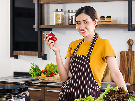 포토 JPG 해외이미지 라이프스타일 여자 음식 다이어트 채소 재료 가정 태국 탁자 주방용품 주택 파프리카 실내 건강 관리 요리 한명 미소 동양인 빨간색 초록색 주방 요리사 샐러드 흰색 신선 잡기 선택 맛 허브 준비 유기농 주부 냅킨 날것 후추 점심식사 핸드메이드 비건 해외포토 식물 직업 1 웰빙 아시아 컬러 가구 생활용품 컨셉 모션 표정 사람 인종 내부 건물 생활 식사 향신료 채식주의자 파일형식 이미지허브