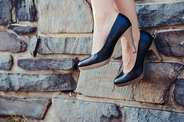 포토 JPG 해외이미지 전통 옷 벽 신발 발 사람 앉기 사람없음 야외 유행 검은색 우아함 가죽 정중 평야 카피스페이스 해외포토 컬러 컨셉 모션 자연 신체부위 공백 파일형식 이미지허브