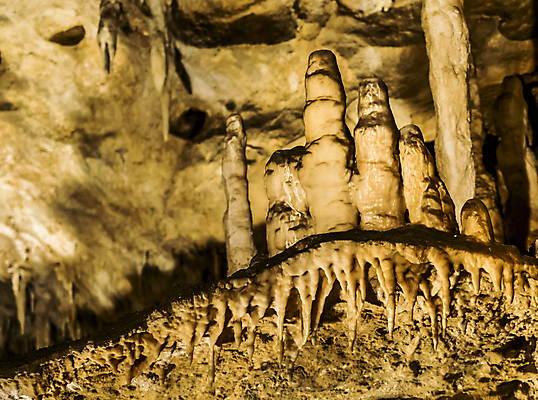 포토 JPG 해외이미지 1 감정 지구 벽 스포츠 여행 포즈 자연 산 실내 그림자 사람없음 물 빛 걷기 어둠 탐험 연못 구멍 동굴 미술관 헬멧 위험 신비 무서움 모험가 지하 발견 내추럴 깊이 땅바닥 옛날 종유석 지질 혼자 해외포토 자연요소 컨셉 모션 바닥 내부 보호장비 생태계 파일형식 이미지허브