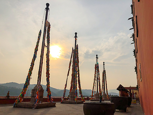 포토 JPG 해외이미지 나무 전통 아시아 종교 문화 벽 조각 여행 불교 건축양식 창문 하늘 휴가 출입구 미술 동양인 사람없음 빨간색 파란색 여행객 계단 탑 중국 하이킹 기도 깃발 사찰 재산 아치 해외포토 식물 건축물 건축 나라 컬러 종교건축 레저 문화예술 사람 인종 금융 파일형식 이미지허브
