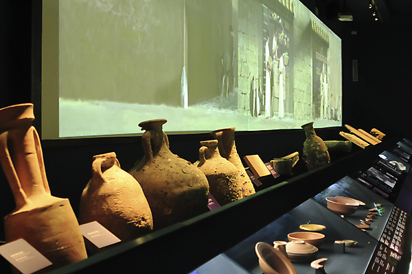 포토 JPG 해외이미지 전통 디자인 문화 조각 유물 손잡이 미술 사람없음 장식 갈색 꽃병 손상 장비 수확 골동품 기구 조끼 항아리 도자기 화려 사발 역사 클래식 냄비 전시회 오브젝트 박물관 함선 신화 발견 솜씨 알리칸테 옛날 파멸 해외포토 꽃 컬러 컨셉 농업 배_교통 문화예술 외투 전시 사기그릇 솥 파일형식 소멸 이미지허브