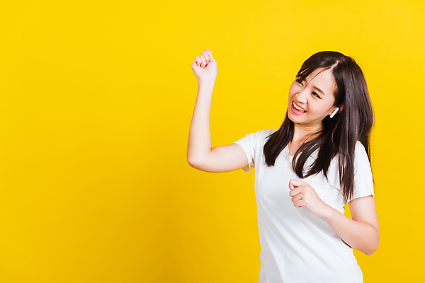 포토 JPG 해외이미지 모델 1 학생 라이프스타일 여자 행복 음악 이어폰 백그라운드 태국 모바일 한명 사람 동양인 스마트폰 핸드폰 뷰티 노란색 유행 헤드폰 소리 기쁨 듣기 흰색 춤 무선전화기 스마트 긍정 인도네시아 오디오 온라인 말레이시아 고립 해외포토 감정 아시아 컬러 음향기기 컨셉 모션 문화예술 인종 생활 전자제품 스마트기기 전화기 파일형식 이미지허브