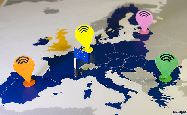 포토 JPG 해외이미지 유럽 지도 인터넷 통신 독일 기술 안전 사람없음 금융 파란색 스마트폰 핸드폰 디지털 모니터 자료 이탈리아 인공위성 프랑스 네트워크 스페인 바이러스 위험 비밀 심볼 보안 신분 전자 감시 시스템 해결 추적 시민 GPS 사생활 소프트웨어 스파이 신분증 유럽연합 윤리 사스 해외포토 나라 컬러 컨셉 모션 경제 전자제품 스마트기기 컴퓨터 질병 국민 증명서 파일형식 이미지허브